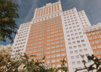 Edificio España: el hotel franquista que compró y vendió un murciano millonario disfrazado de torero