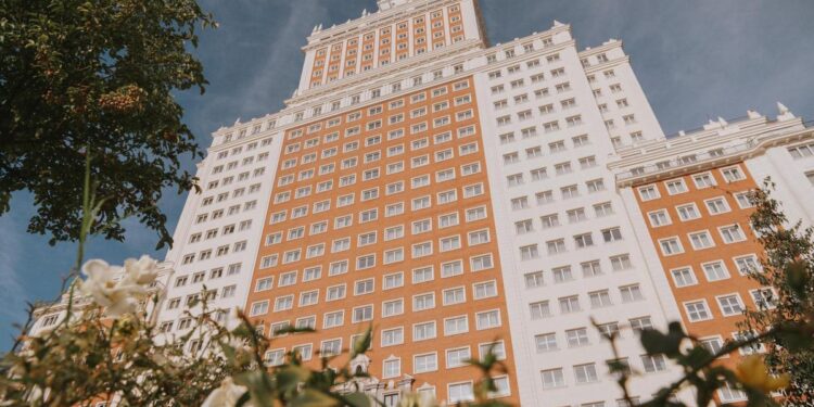 Edificio España: el hotel franquista que compró y vendió un murciano millonario disfrazado de torero