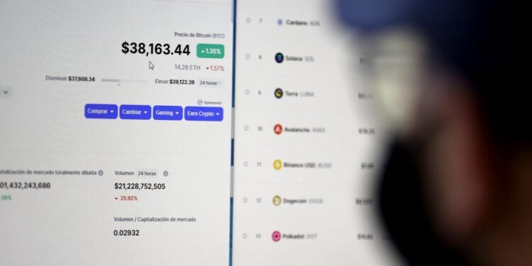 Criptomonedas a cambio de escanearse el iris: ¿Qué es Worldcoin, el último negocio del padre de ChatGPT?