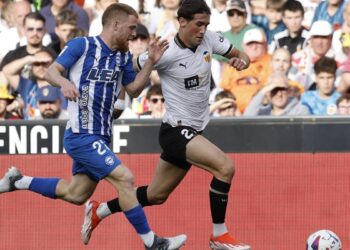 Javi López sella la permanencia del Alavés y aleja al Valencia de Europa
