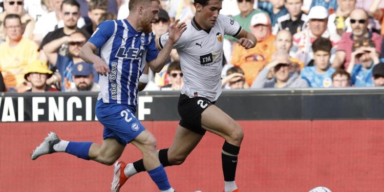 Javi López sella la permanencia del Alavés y aleja al Valencia de Europa