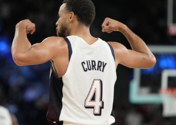Curry levanta a Estados Unidos de entre los muertos