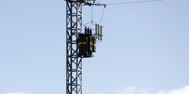 Las eléctricas invierten en redes una media de 1.500 millones anuales, por debajo del límite que urgen eliminar