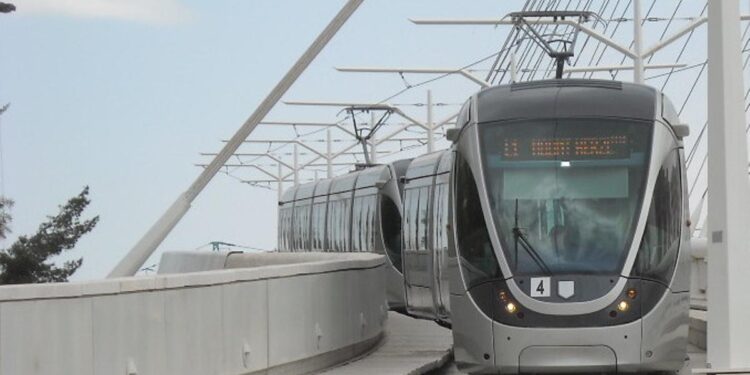 Industria pide a dos empresas españolas revisar su papel en el tren ligero de la Jerusalén ocupada