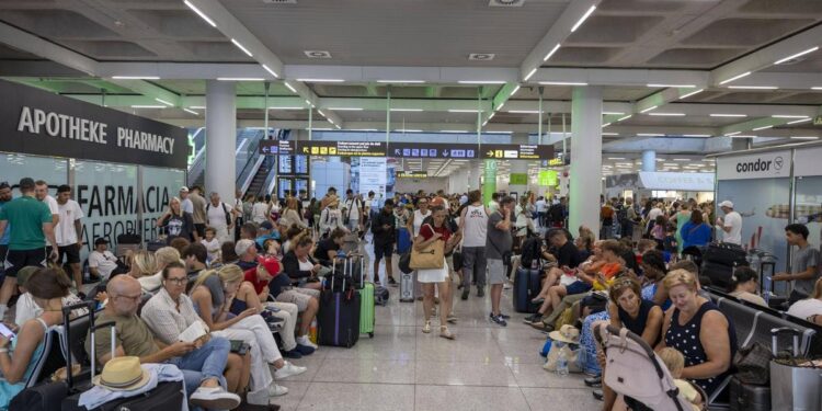 Aena activa el comité de crisis ante el caos aéreo en el aeropuerto de Palma por la DANA