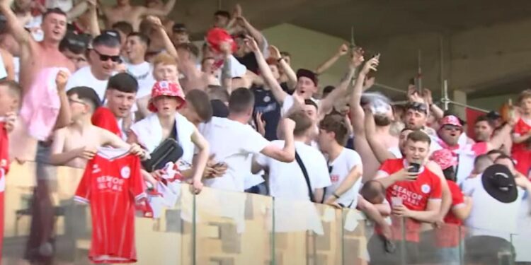 Los aficionados del Shelbourne irlandés, a lo Rodri: así cantaron el ‘Gibraltar es español’ en el estadio del Peñón