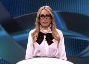 Telecinco muestra el plató de ‘El rival más débil’, que vuelve con Luján Argüelles como presentadora