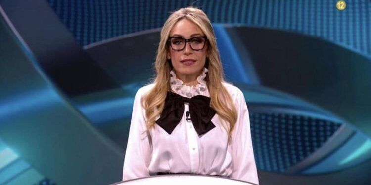 Telecinco muestra el plató de ‘El rival más débil’, que vuelve con Luján Argüelles como presentadora