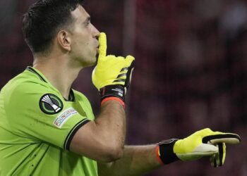 El ‘Dibu’ Martínez vuelve a incendiar Francia y revive la pesadilla del Mundial: ‘La actitud de este tipo es lamentable’