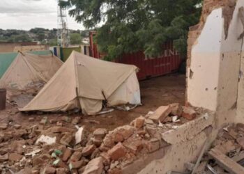 Un bombardeo paramilitar contra un campamento de personas desplazadas se salda con al menos 25 muertos