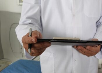 CCOO de Madrid tumba en los tribunales la negativa a pagar a un médico más de 400 horas extras que hizo en pandemia