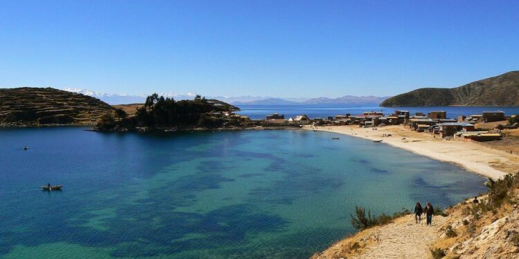 Mueren cuatro personas al hundirse una lancha en el lago Titicaca