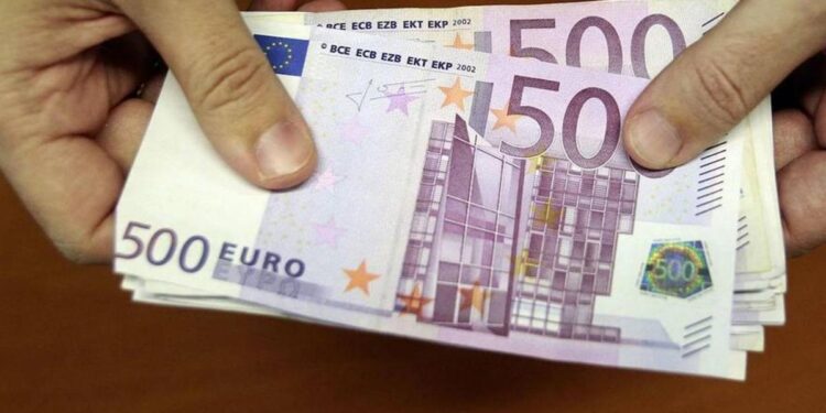 Un timo con billetes tan falsos que el estafador se libra de cinco años de cárcel