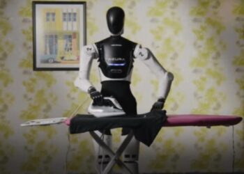 Llega el robot humanoide que plancha y ayuda en la cocina