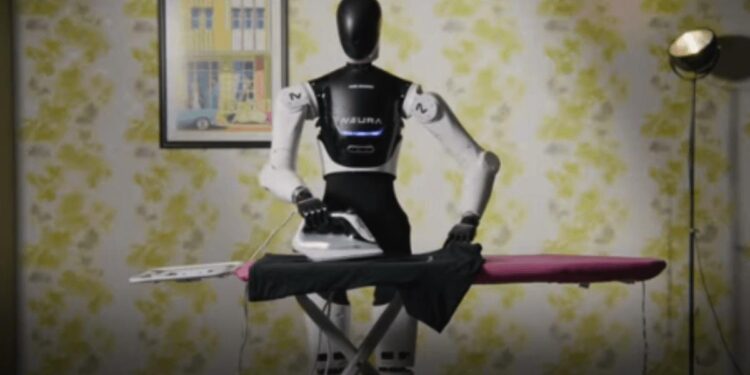 Llega el robot humanoide que plancha y ayuda en la cocina