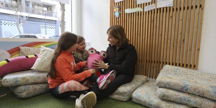 El primer abrazo a las víctimas del incendio de Valencia: ‘Una mujer escuchó morir a su madre’