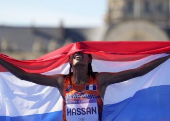 París corona a la fondista total: Hassan le birla el maratón a Assefa