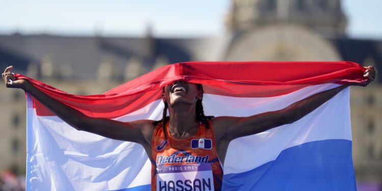 París corona a la fondista total: Hassan le birla el maratón a Assefa