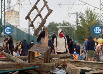 La ley de amnistía provoca la suspensión de un primer juicio: el del bloqueo de las vías del AVE en Girona
