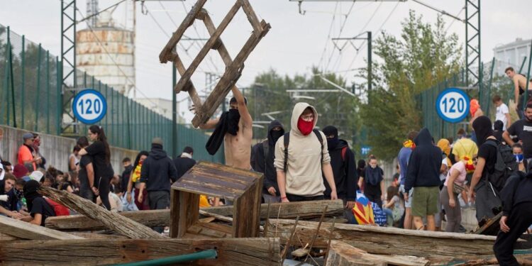 La ley de amnistía provoca la suspensión de un primer juicio: el del bloqueo de las vías del AVE en Girona