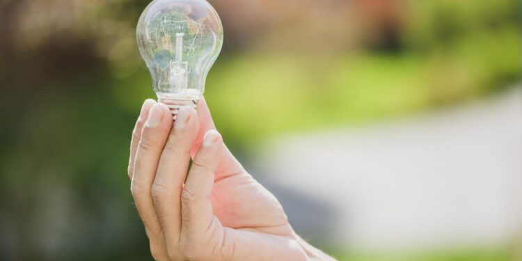 Importante descenso en la factura de la luz después de continuas subidas semanales: últimas actualizaciones hoy, miércoles 14 de agosto