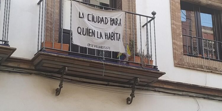 ‘Menos ramen y más puchero’: la cuenta viral de Sevilla que protesta en los balcones contra los pisos turísticos