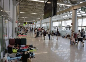 Cientos de pasajeros pasan la noche en el aeropuerto de Palma