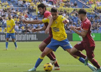 Las Palmas deleita y el submarino se hunde en la isla