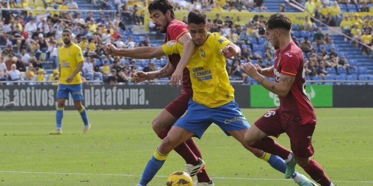 Las Palmas deleita y el submarino se hunde en la isla