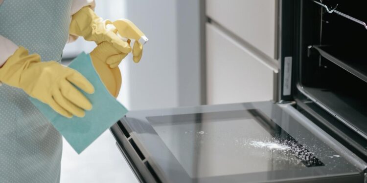 Cómo limpiar el horno con un único producto: quedará sin grasa y reluciente