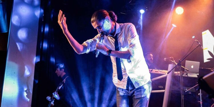 El ‘boom’ de las bandas tributo: ‘Se han convertido en las nuevas orquestas de pueblo’