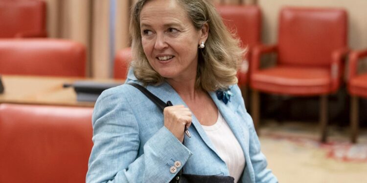 El Gobierno sortea en el Congreso la maniobra del PP para retrasar la tasa a eléctricas y bancos