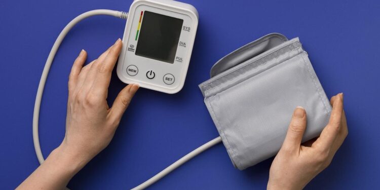 Cómo tomarse la tensión arterial correctamente en casa sin bajar a la farmacia