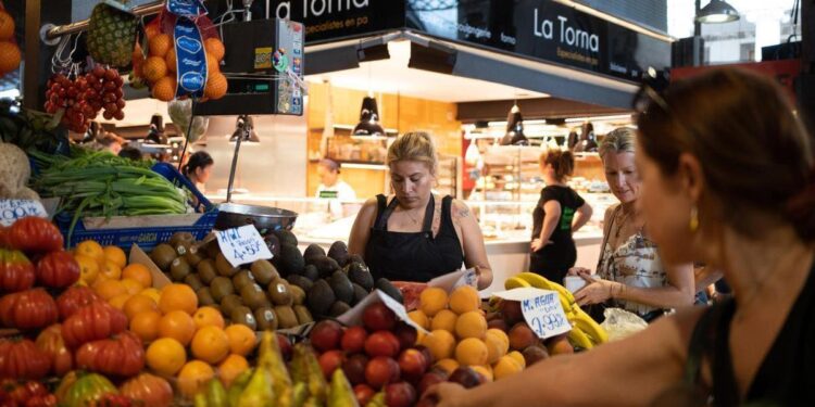Los alimentos básicos seguirán sin tener IVA hasta el próximo junio