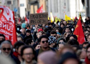 Macron, solo ante la crisis de pensiones