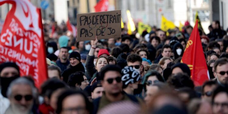 Macron, solo ante la crisis de pensiones