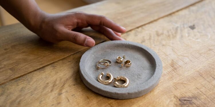 Ni alcohol ni jabón: este es el curioso producto que debes usar para mantener el brillo de tu joyería plateada