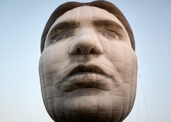 Del Retiro a Vallecas: ‘Masayume’, la cabeza flotante gigante, se muda de barrio