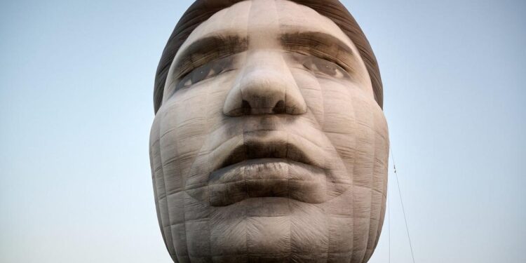 Del Retiro a Vallecas: ‘Masayume’, la cabeza flotante gigante, se muda de barrio