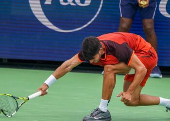 Carlos Alcaraz destroza su primera raqueta en una pista: ‘Fue el peor partido de toda mi carrera’