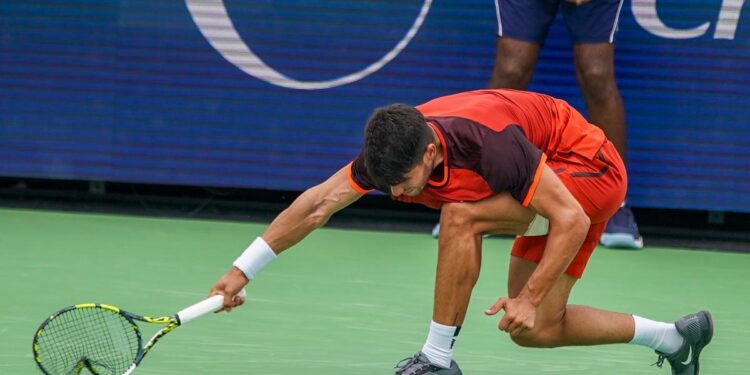 Carlos Alcaraz destroza su primera raqueta en una pista: ‘Fue el peor partido de toda mi carrera’