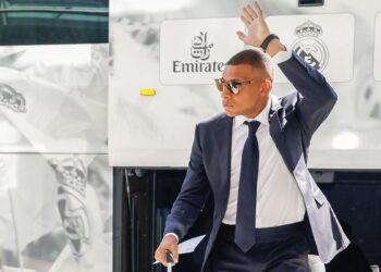 El ‘rockstar’ Mbappé desata la peregrinación blanca a Varsovia: ‘No sé qué hago aquí, debería estar estudiando las oposiciones’