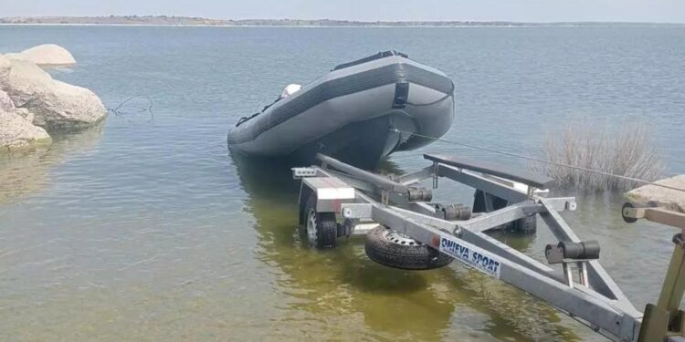 Rescatan a una mujer que quedó a la deriva tras dormirse en una colchoneta en un embalse de Zamora