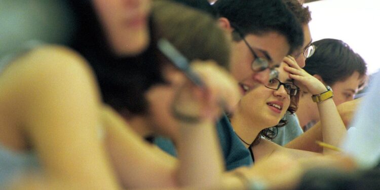 Un informe denuncia el acceso desigual a la universidad por culpa de la selectividad: ‘Con los mismos conocimientos, puedes sacar un 8 o un 6’