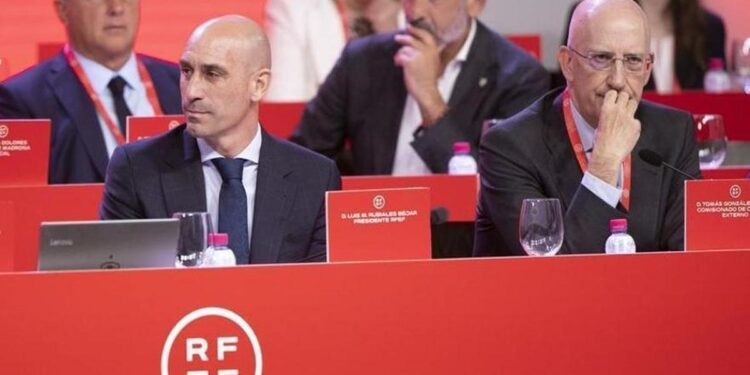 La FIFA mantiene en plantilla al ‘cerebro’ jurídico de Rubiales mientras le investiga