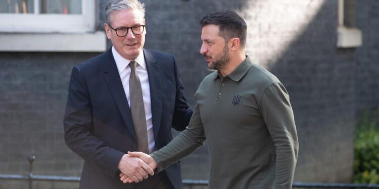 Zelenski presiona al Gobierno británico para que permita el uso de armas de largo alcance sobre territorio ruso