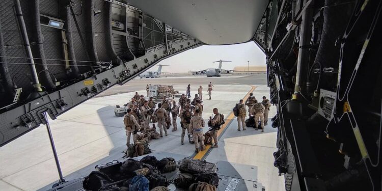 Así es la división de emergencias de Exteriores que coordina la repatriación de los españoles de Malvinas