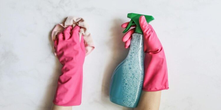 El producto que tienes en tu tocador y que sirve para numerosos remedios caseros: clave en la limpieza del hogar