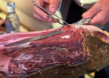 Ni Castilla-La Mancha, ni Murcia: este es el mejor jamón serrano galardonado por su alta calidad y precio