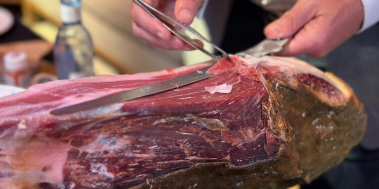 Ni Castilla-La Mancha, ni Murcia: este es el mejor jamón serrano galardonado por su alta calidad y precio